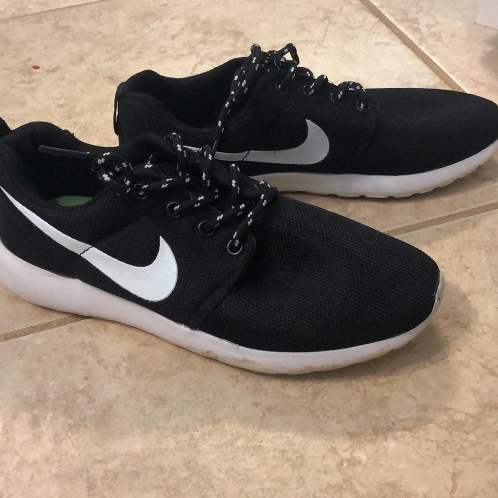 Size 6 black and white Nike’s